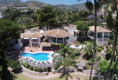 4Mill Euro 700m2 Newly renovated Mansion with huge garden and large heated pool