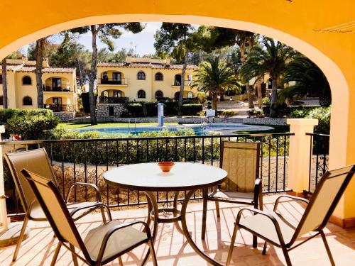 Apartamento con terraza en complejo con 2 piscinas