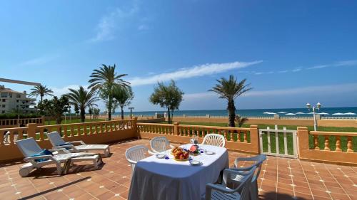 Fantastic first beach line 3-bed apartment