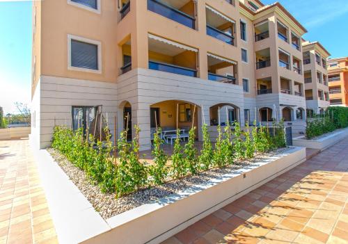 Jardines de Las Marinas con una gran terraza