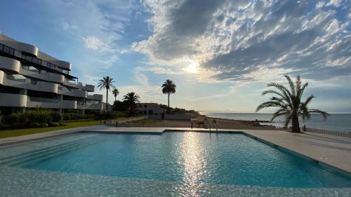 Modern luxury 3-Bed Apartment front beach line