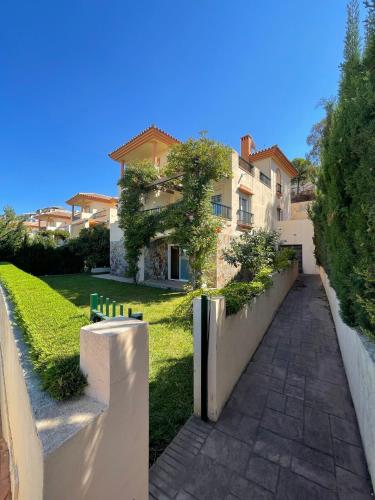 Newly renovated, Spacious, Bright Villa 5 minutes to the Beach