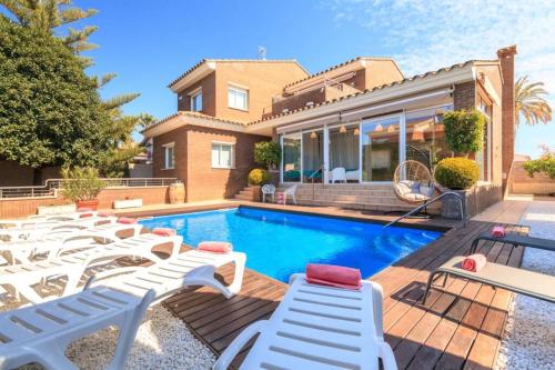 Villa Wine Experience Cambrils - Wine, Art & Games